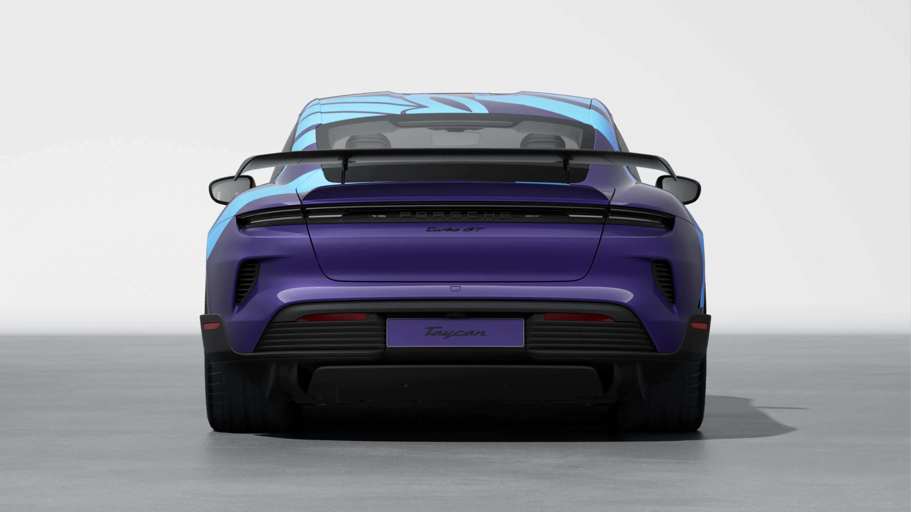 Rückansicht eines lila Porsche Taycan Turbo GT mit leuchtend blauer Lackierung
